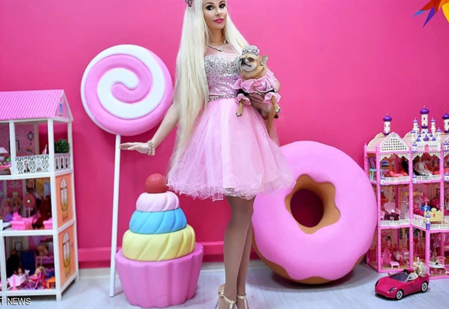 روسية تحول نفسها لباربي.. وترفض صداقة البشر روسية تحول نفسها لباربي.. وترفض صداقة البشر