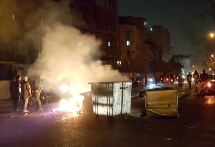 كرّ وفر في تظاهرات ليلية بـ إيران (فيديو)