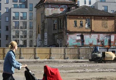 أشلاء بشرية في عربة أطفال تكشف حيلة "شيطانية" لزوجين