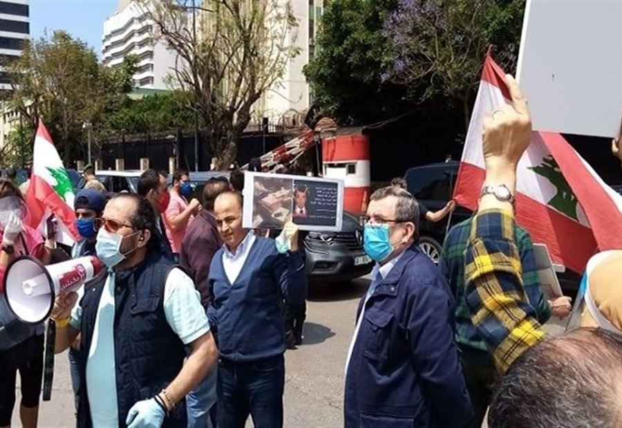 عندما يتظاهر الفاسدون