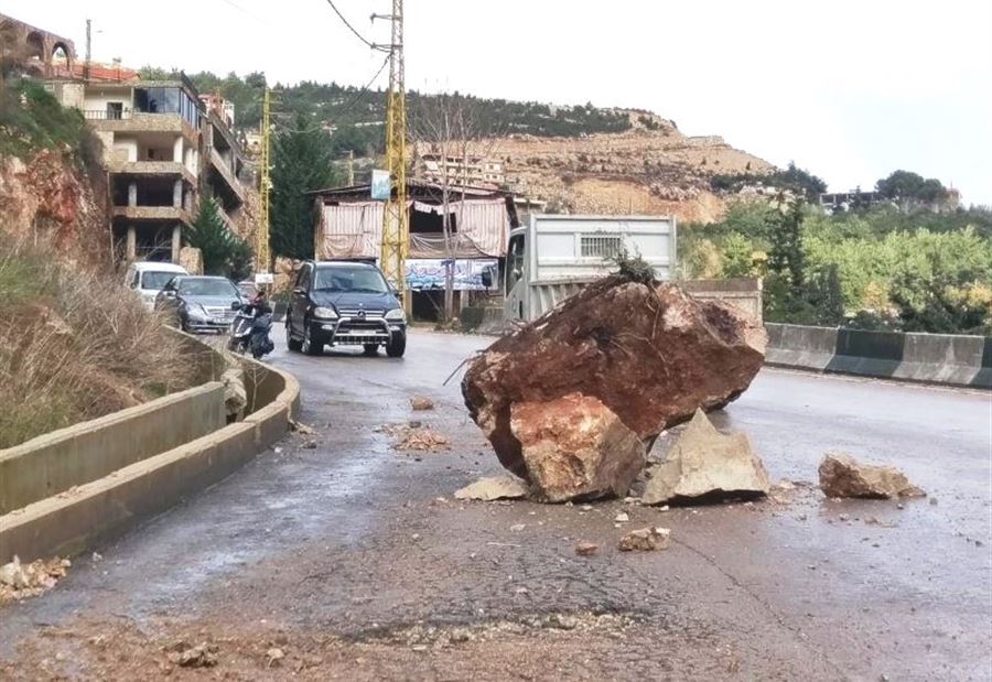 بالصورة: إنهيار صخري على طريق بخعون