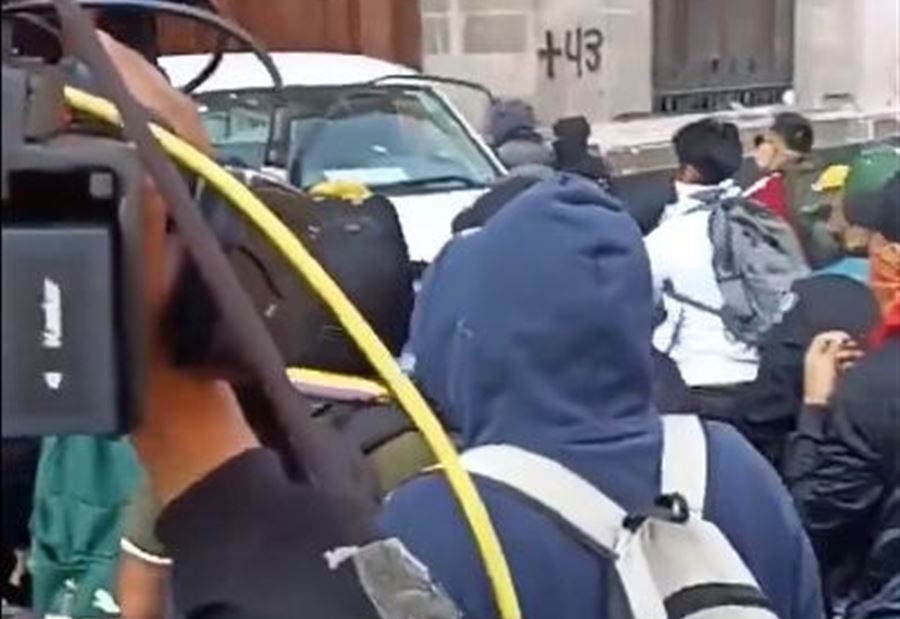 بالفيديو: اقتحام القصر الرئاسي بالمكسيك بسيارة "بيك أب" بالفيديو: اقتحام القصر الرئاسي بالمكسيك بسيارة "بيك أب"