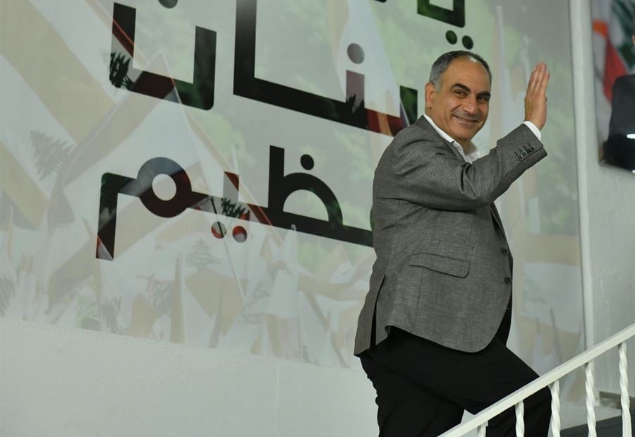 اسود: هو يتآمر يخدع يسرق ويفسد... "ياي!"