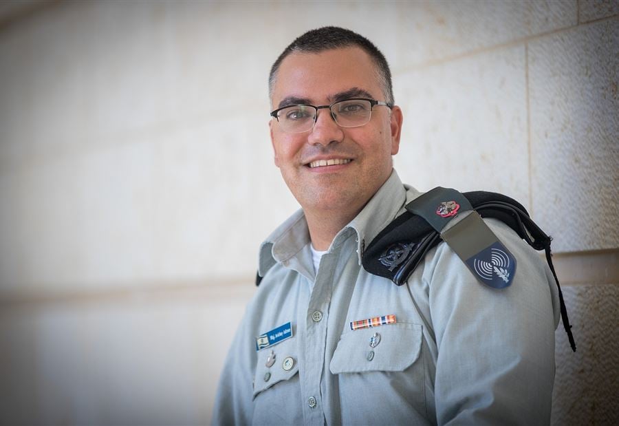 "لاند بِسمنة ولاند بِزيت"... أدرعي لِـ باسيل: موقف رجولي!