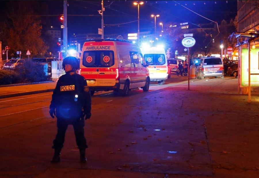 هجوم فيينا تابع... احتجازُ رهائن داخل مطعم  هجوم فيينا تابع... احتجازُ رهائن داخل مطعم
