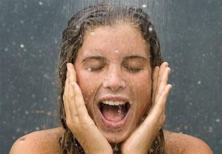 صدق أو لا تصدق.. غسل الوجه أثناء الاستحمام يدمر البشرة