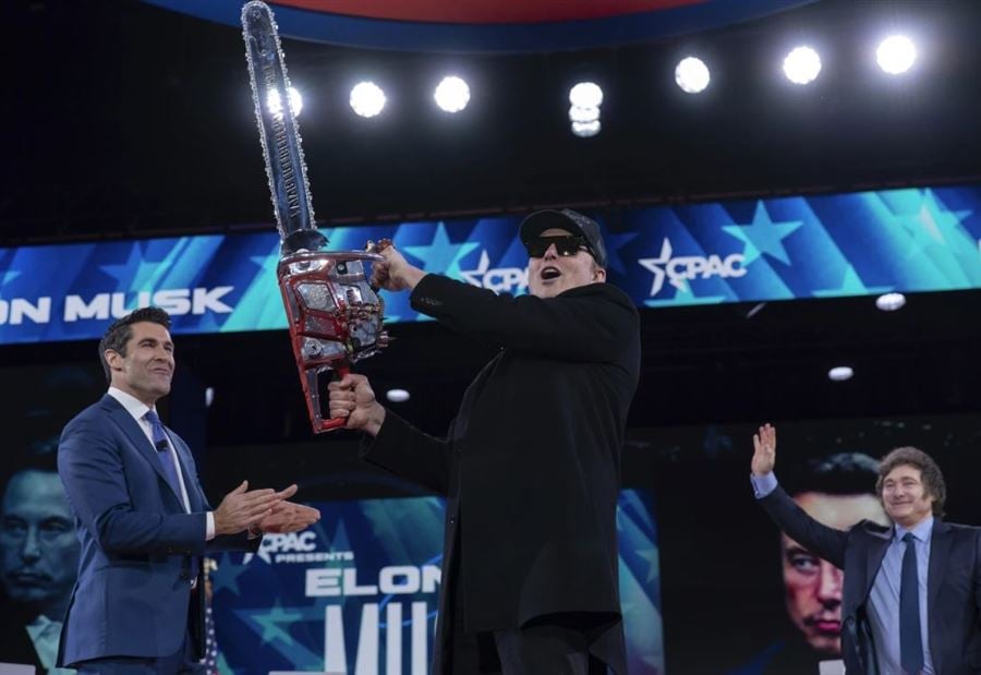 "تصرّف غريب"... فيديو لـ ماسك وهو يحمل منشارًا كهربائيًا