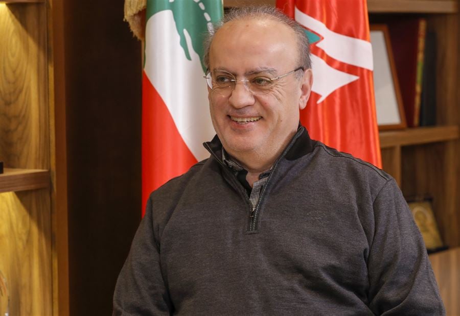 "رفع شارة النصر"... وهّاب يشيد بقدرات "حماس"