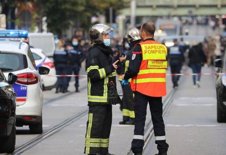 الصور الأولى من موقع هجوم نيس... وحديث عن "قطع رأس امرأة"