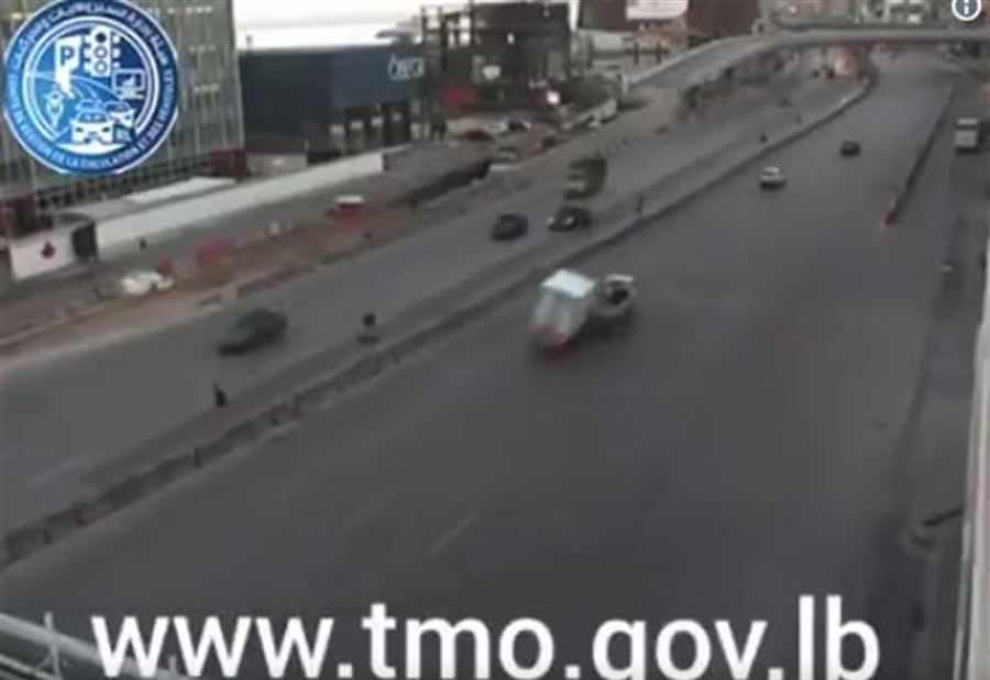 بالفيديو: تصادم مروري على اوتوستراد جل الديب