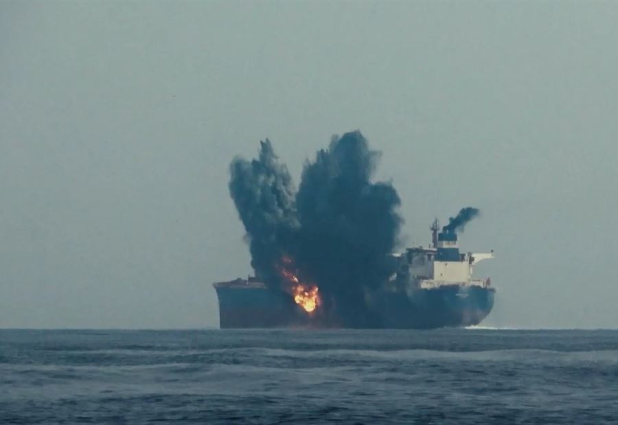 الحوثيون يستهدفون مدمرة وثلاث سفن إمداد تابعة للجيش الأميركي الحوثيون يستهدفون مدمرة وثلاث سفن إمداد تابعة للجيش الأميركي