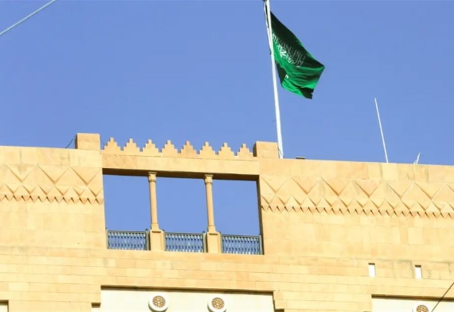 "اعتداءٌ وشتم"... فوضى أمام السفارة السعودية في بيروت 