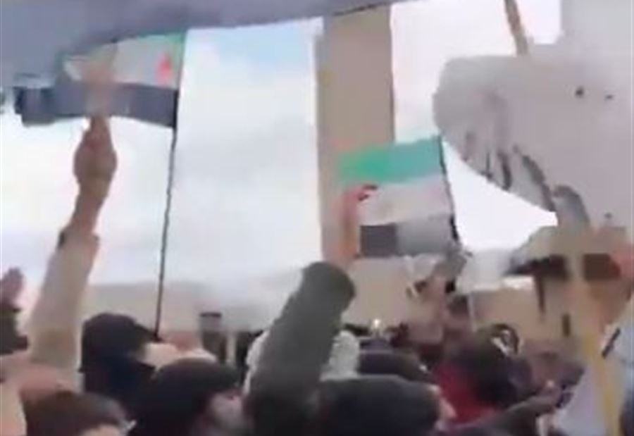 على معبر جوسية... مظاهرة للمطالبة بحرية المعتقلين السوريين في "رومية" (فيديو) على معبر جوسية... مظاهرة للمطالبة بحرية المعتقلين السوريين في "رومية" (فيديو)
