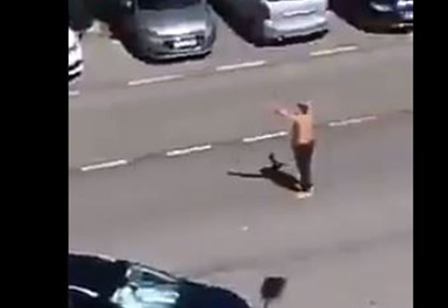 بالفيديو: هاجم الشرطة الإسبانية عاريًا... "أنا مُصاب بكورونا"