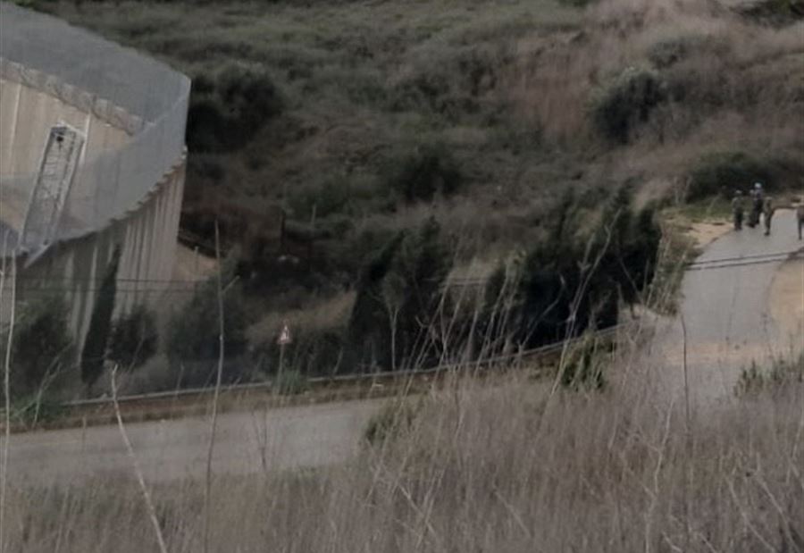 الجيش الإسرائيلي يفتش طريقًا قبالة العديسة 