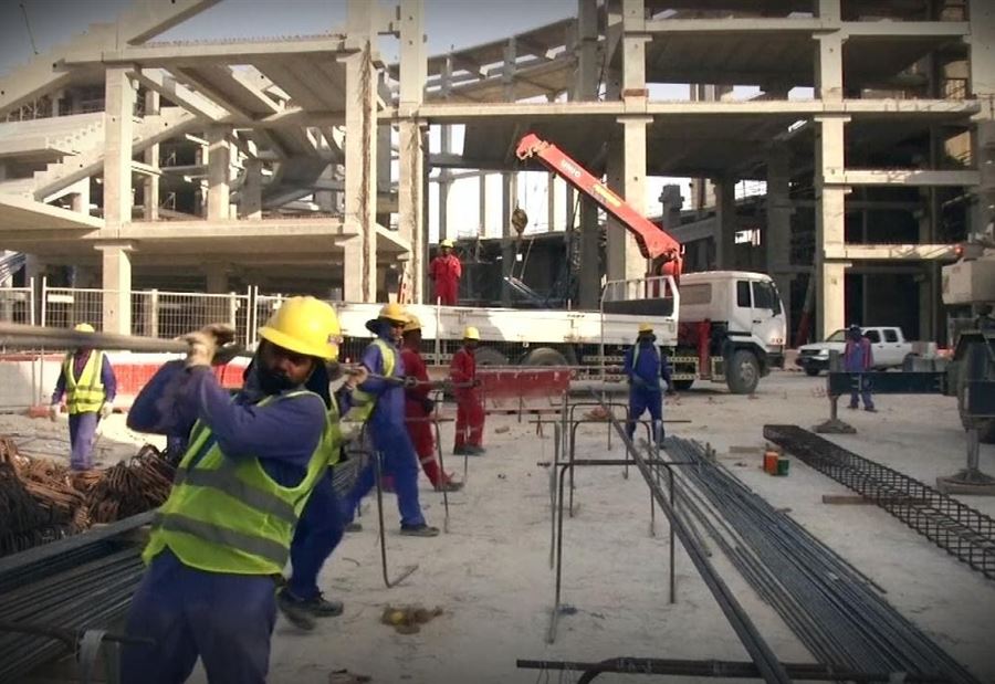 "الغارديان"  تُحذّر: "كورونا" يتفشَّى بين عمال البناء بقطر