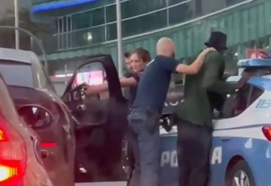 "واقعة مخيفة"... توقيف لاعب "ميلان" تحت تهديد السلاح (فيديو)