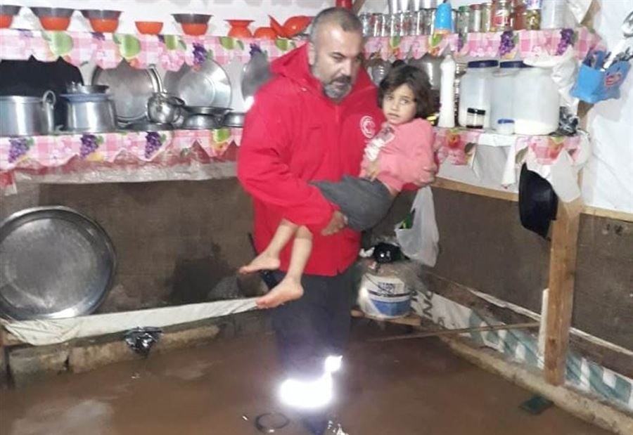 الصليب الأحمر يواصل عملية اغاثة النازحين في سهل عكار 