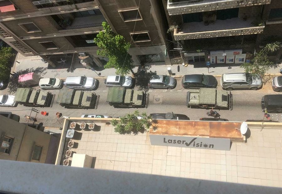 بالصور: إنتشارٌ أمنيٌّ كثيف أمام مستشفى الجامعة الأميركية  بالصور: إنتشارٌ أمنيٌّ كثيف أمام مستشفى الجامعة الأميركية