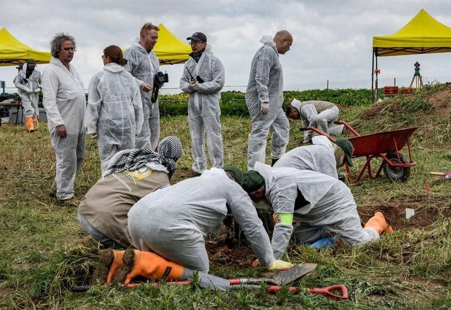 فريق أممي ينبش 12 مقبرة جماعية لداعش في العراق