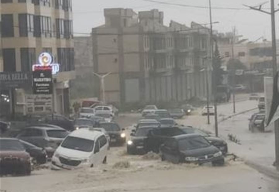 طوفان الطرقات تابع... السيول تقتحم المستودعات والمنازل