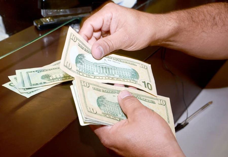 في المشرفية... صرافان يتلاعبان بـ سعر الدولار