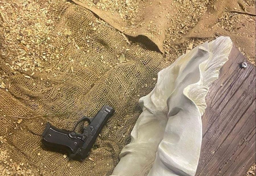 مسدس بدلًا من الطفل يسوع في المغارة... بلبلة وغضب في فاريا مسدس بدلًا من الطفل يسوع في المغارة... بلبلة وغضب في فاريا