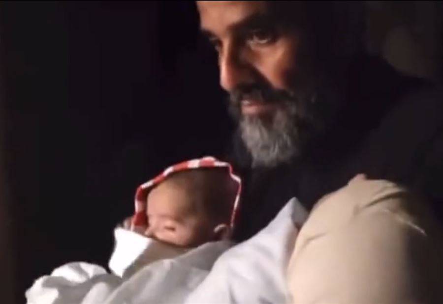 فيديو تقشعرّ له الأبدان: طفلان داخل "كرتونة" والأب مجدي علاوي يتدخّل