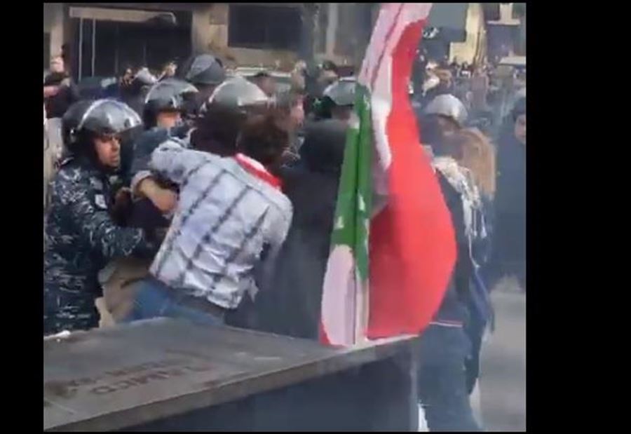 بالفيديو: توترٌ كبيرٌ على "الرينغ"... وشاب حاول إحراق نفسه 