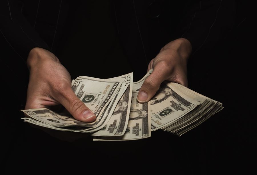 دولار السوق السوداء يُلامس الـ 13000