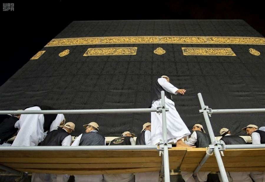 بالصور: رفع ثوب الكعبة استعداداً لموسم الحج بالصور: رفع ثوب الكعبة استعداداً لموسم الحج