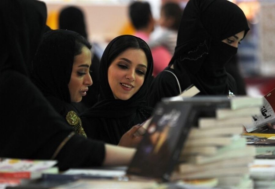 فصل 5 موظفات سعوديات من عملهن والسبب أجنبية!