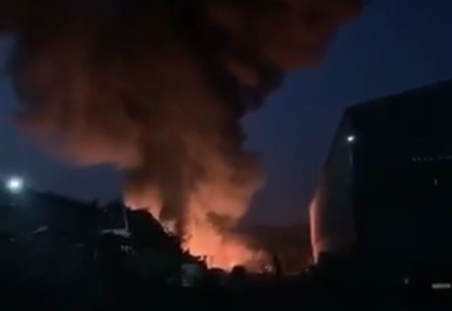 بالصورة: حرق بلاستيك في العبدة... والاهالي يناشدون المسؤولين!   