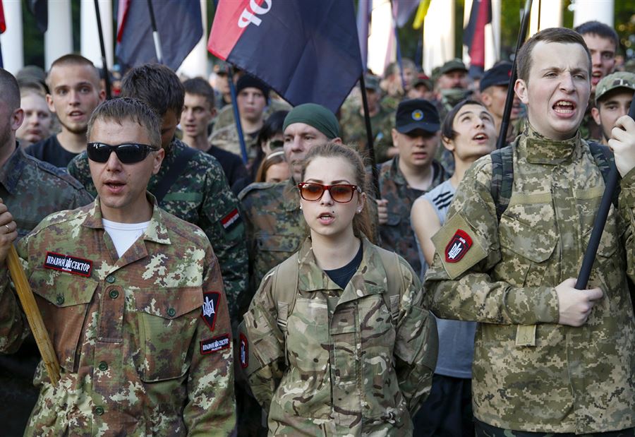 اليمين المتطرف يستعدّ للقتال في أوكرانيا!