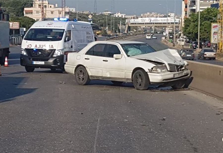 بالصورة: جريح بانقلاب سيارة على اوتوستراد القلمون  بالصورة: جريح بانقلاب سيارة على اوتوستراد القلمون