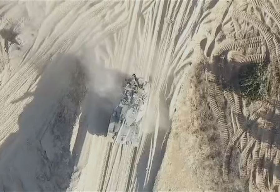 لحظة إستهداف "القسّام" لـ دبابة إسرائيلية! (فيديو)