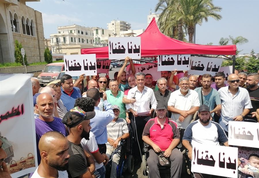 بالصور: ذوو الاحتياجات الخاصة يقطعون طريق الميناء 