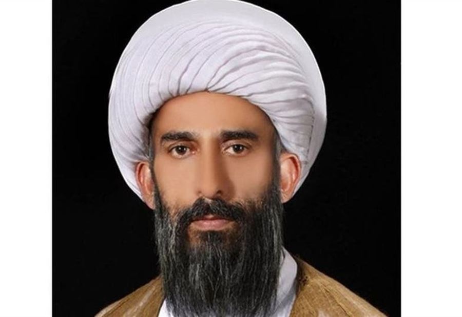 "سرقوا الخبز"... رجل دين إيراني يخلع عمامته!