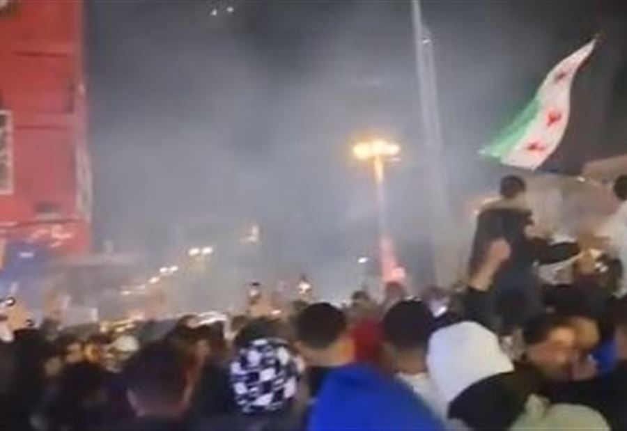 صور الأسد تسقط في عكار... ورسالةٌ من ساحة طرابلس (فيديو) صور الأسد تسقط في عكار... ورسالةٌ من ساحة طرابلس (فيديو)