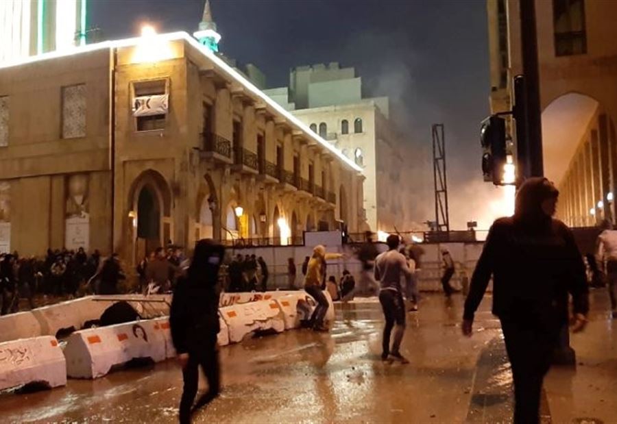 قوى الأمن للمتظاهرين: إبتعدوا عن السياج الشائك.. وإلا