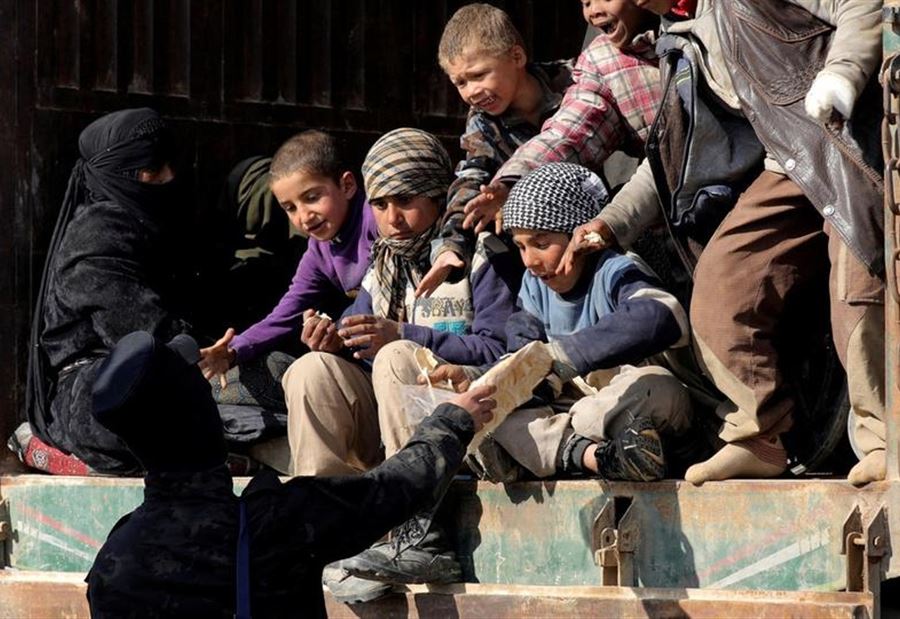 سوريا.. 30 شاحنة تقل أطفالا ونساء تخرج من باغوز
