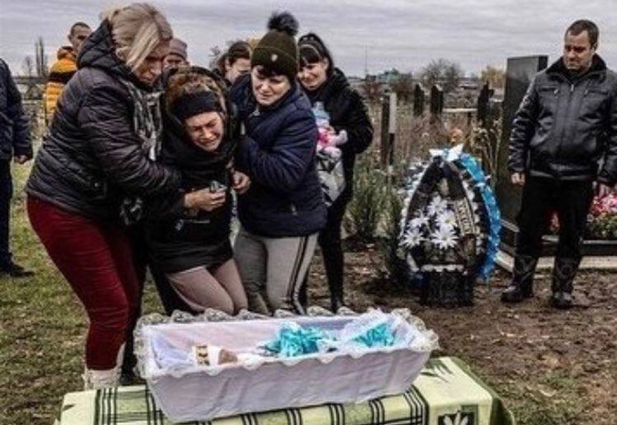 بالصّور: دفن أصغر ضحايا العملية الروسية في أوكرانيا!