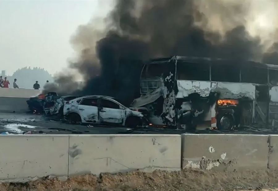 عشرات القتلى وتفحم السيارات... حادث مروع في مصر (فيديو)