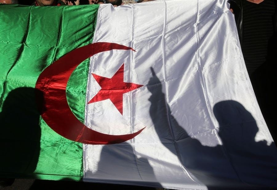 في الجزائر... شق رأس زوجته بساطور 