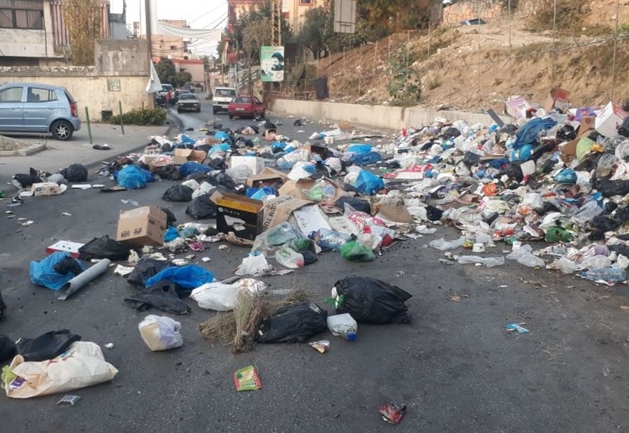 إقفال الطريق بين حاروف وجبشيت بالنفايات