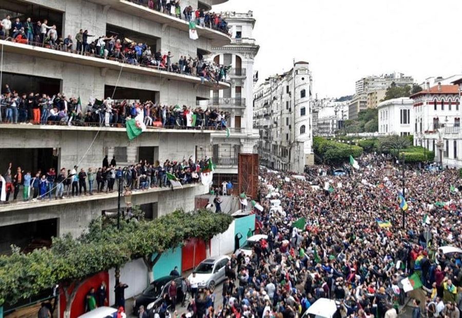 "عصيان مدني" في الجزائر.. وحمى الشراء تجتاح الأسواق