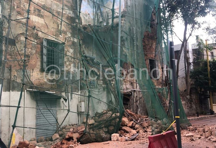 إنهيارٌ جزئي لأحد مباني الأشرفية 