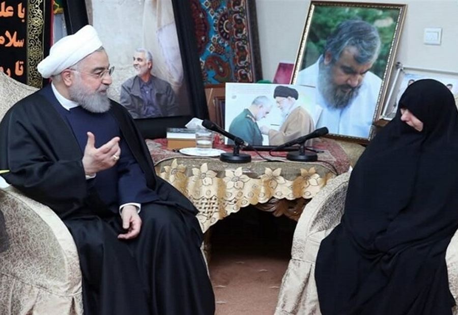 صورة نصرالله حاضرة خلال زيارة روحاني الى منزل سليماني