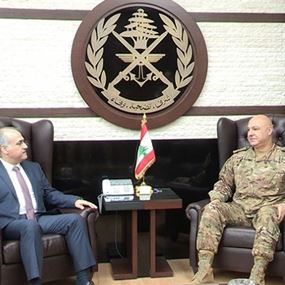 قائد الجيش استقبل النائب ابو الحسن   قائد الجيش استقبل النائب ابو الحسن