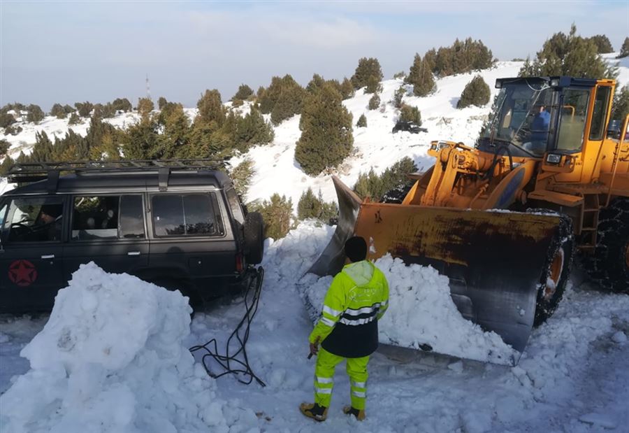بالصورة: انقاذ مواطنين احتجزتهم الثلوج على طريق القبيات 